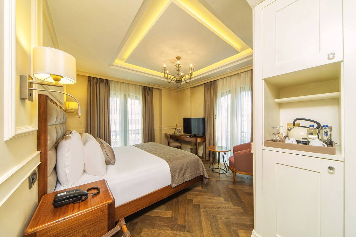 Superior Double Room with Extra Bed | 공용 주방 | 에스프레소 메이커, 커피/티 메이커, 전기 주전자