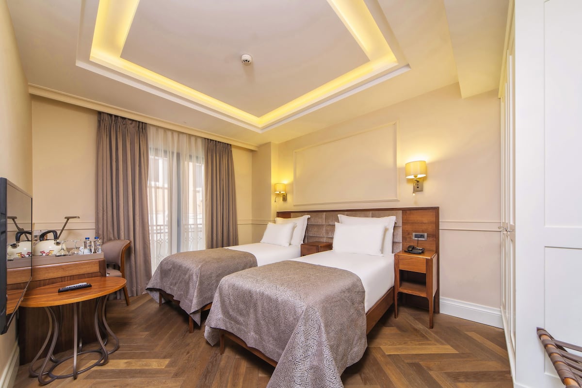 Habitación estándar con 1 cama matrimonial o 2 individuales | Ropa de cama de alta calidad y minibar