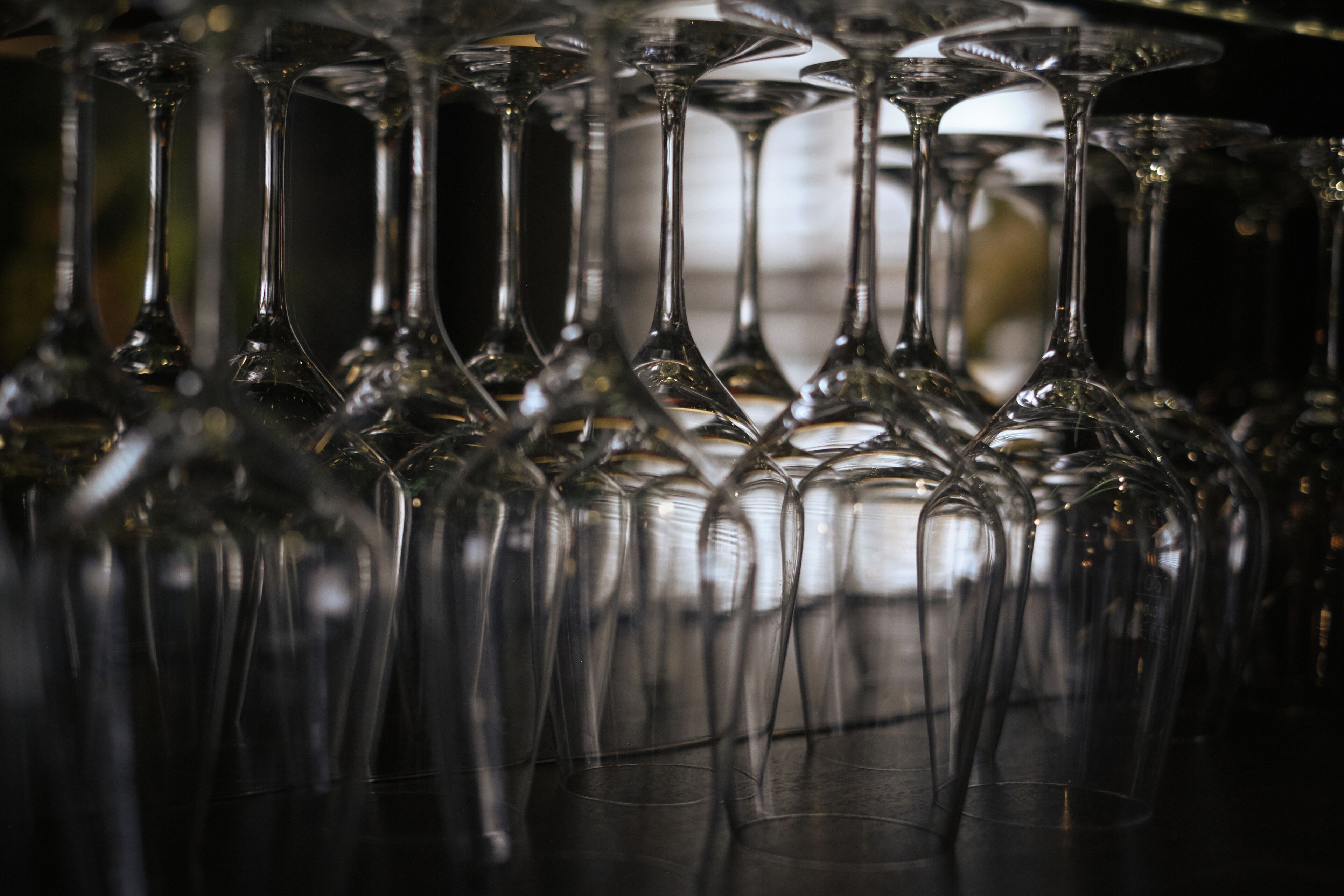 Un conjunto de copas de vino vacías dispuestas cerca unas de otras.
