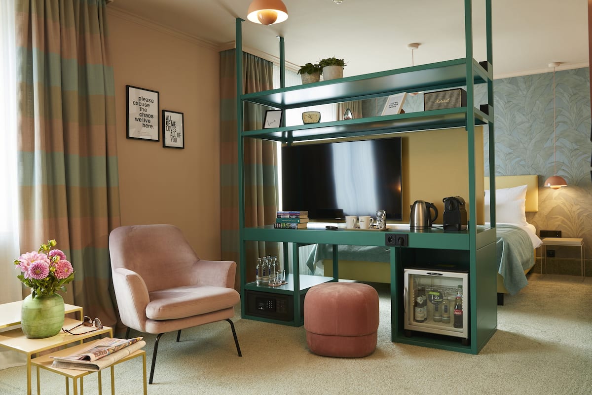 Design Suite | 1 bedroom, hypo-allergenic bedding, minibar, in-room safe