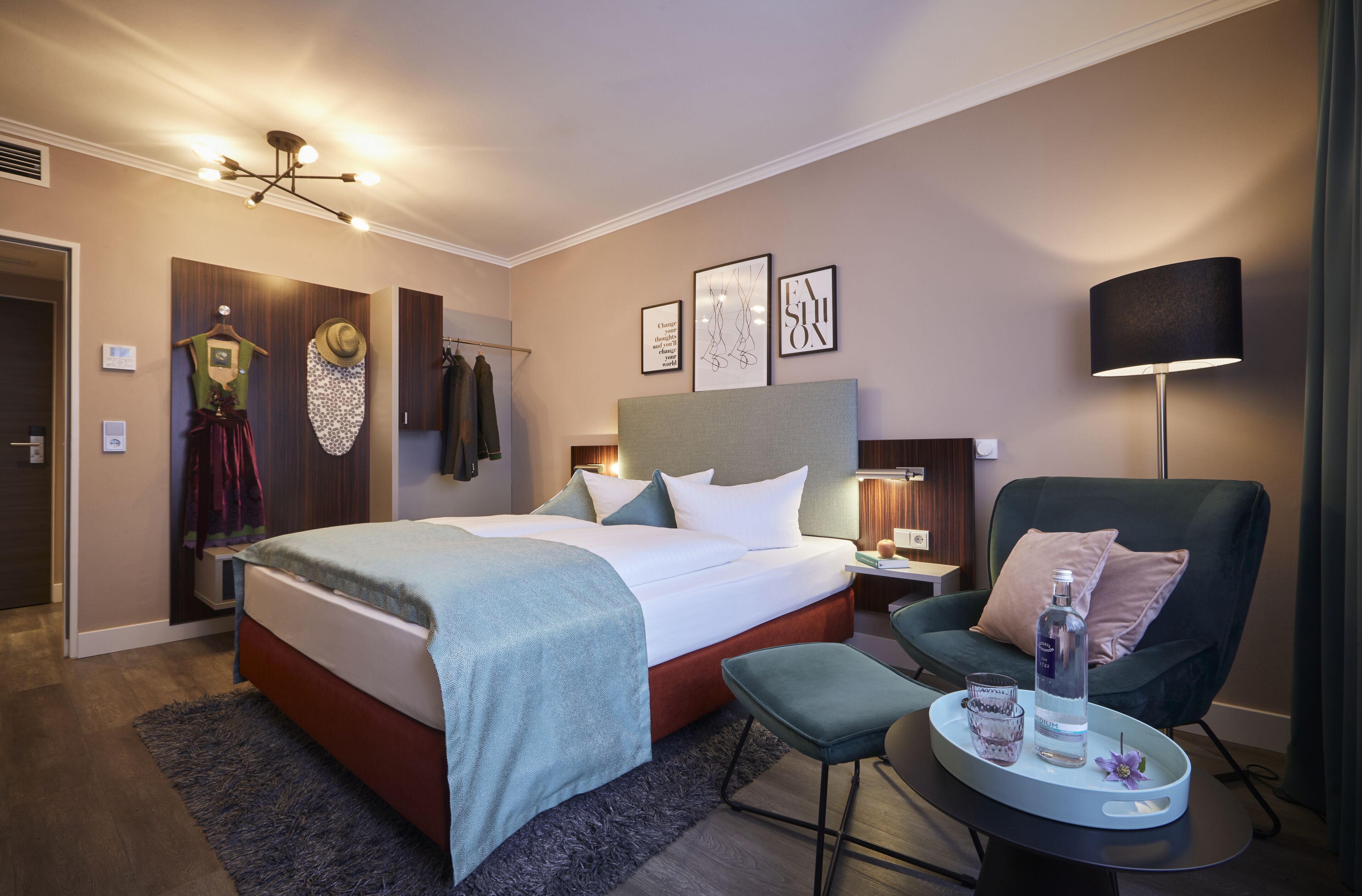 Une chambre d’hôtel moderne dotée d’un grand lit, d’un coin salon et d’un bureau.