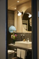 Design-Suite | Badezimmer | Dusche, Regendusche, umweltfreundliche Kosmetikartikel, Haartrockner