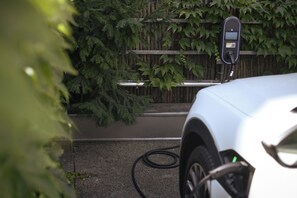 Electric vehicle-charging station - Hotel Metropol by Maier Privathotels (Munich)