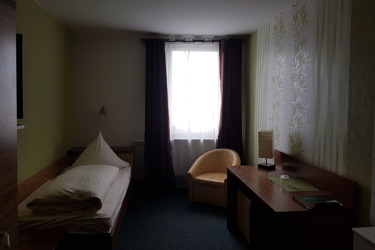 Single Room | Meja, langsir/tirai gelap terus, seterika/papan seterika, Wi-fi percuma