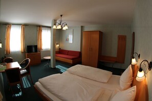 Economy-Dreibettzimmer | Schreibtisch, Verdunkelungsvorhänge, Bügeleisen/Bügelbrett
