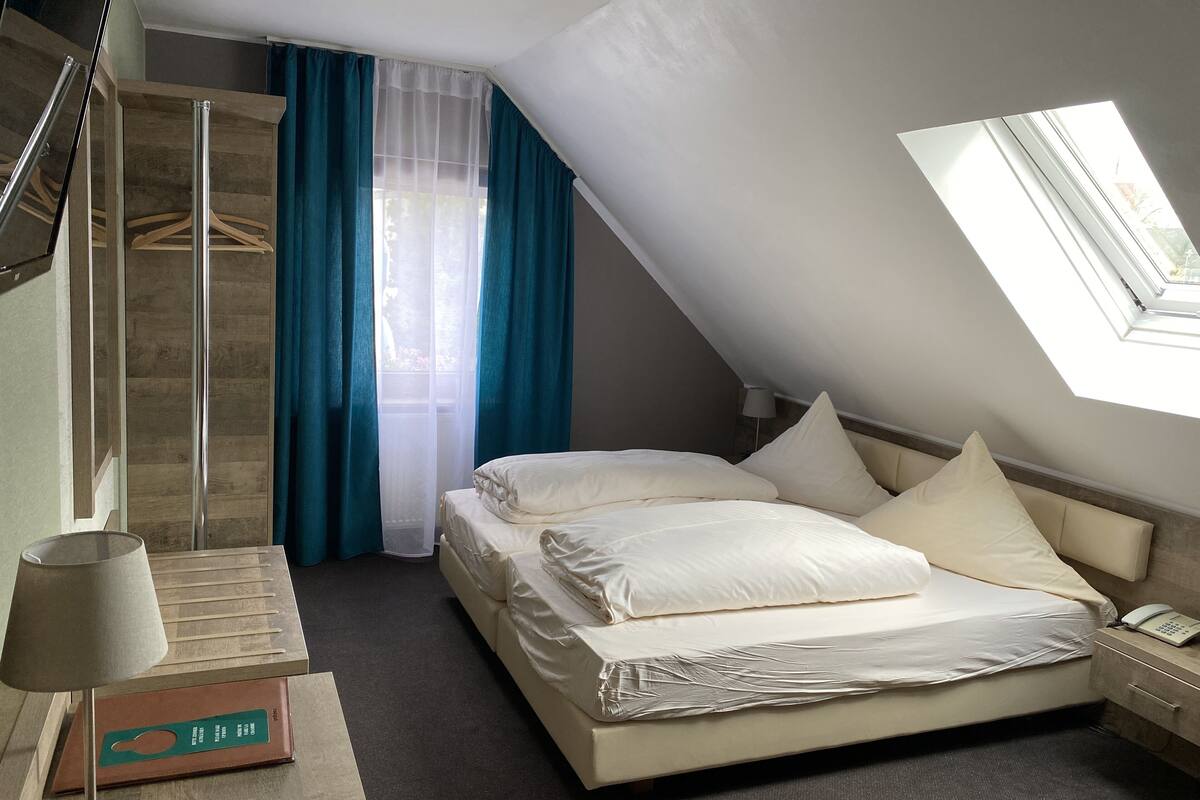 Escritorio, cortinas blackout y tabla de planchar con plancha