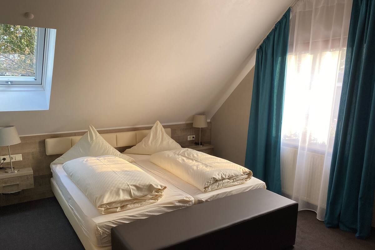 Habitación doble estándar, 1 cama King size, para no fumadores | Escritorio, cortinas blackout y tabla de planchar con plancha