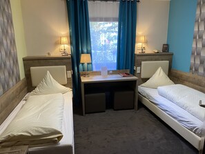 Schreibtisch, Verdunkelungsvorhänge, Bügeleisen/Bügelbrett