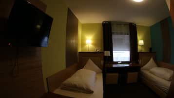 Kamar Twin | Meja kerja, tirai kedap cahaya, setrika/meja setrika, dan Wi-Fi gratis