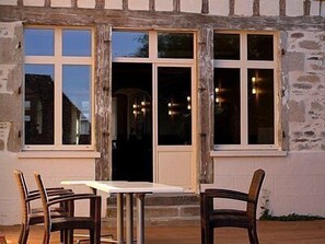 Lunch and dinner served, French cuisine