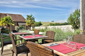 Déjeuner et dîner servis sur place, spécialités Cuisine française