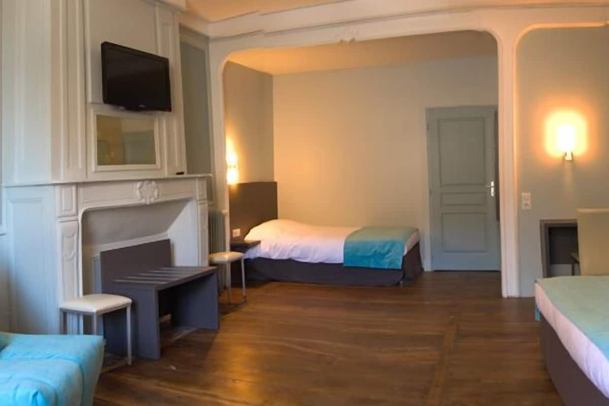 Familierom | Safe på rommet, skrivebord, lydisolert og barnesenger