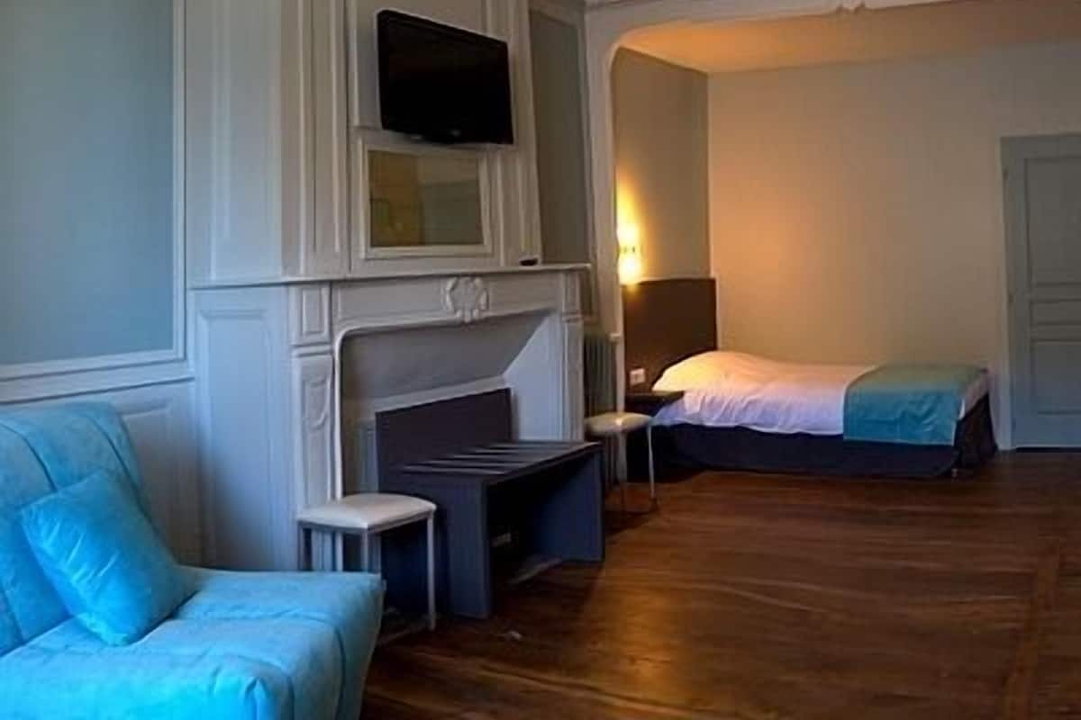 Enkeltrom | Safe på rommet, skrivebord, lydisolert og barnesenger