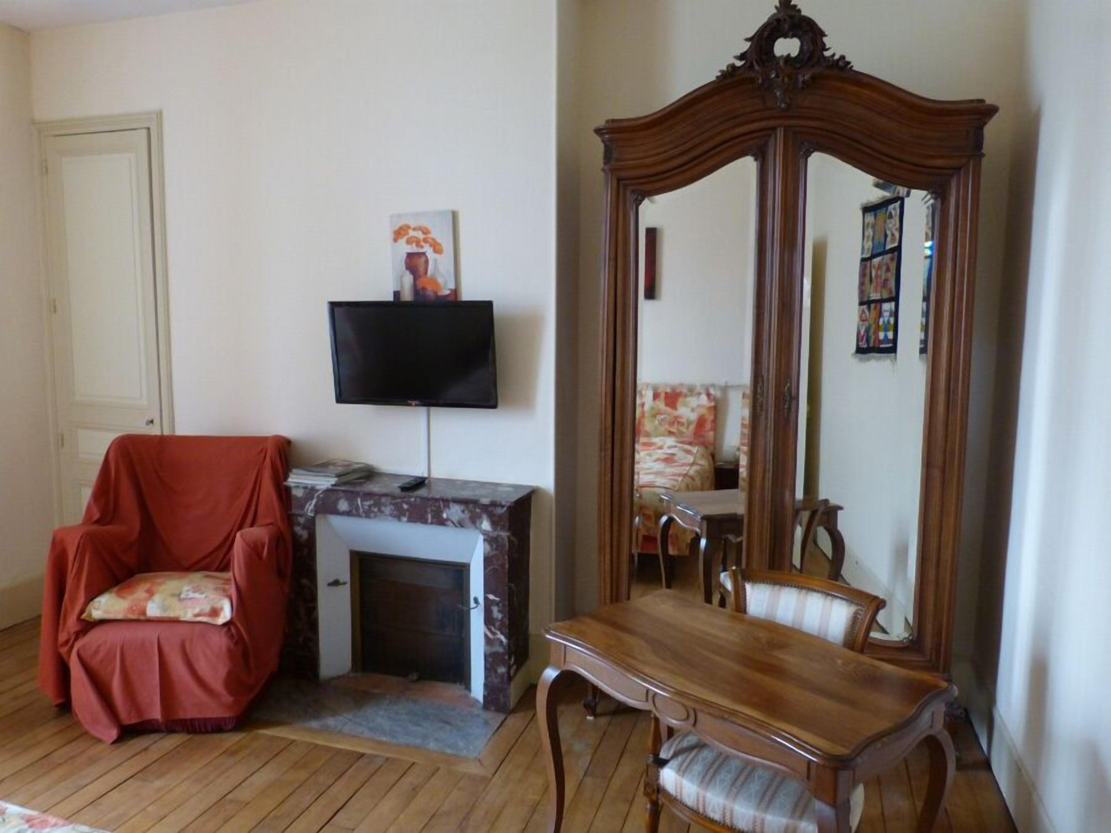 triple room | living area