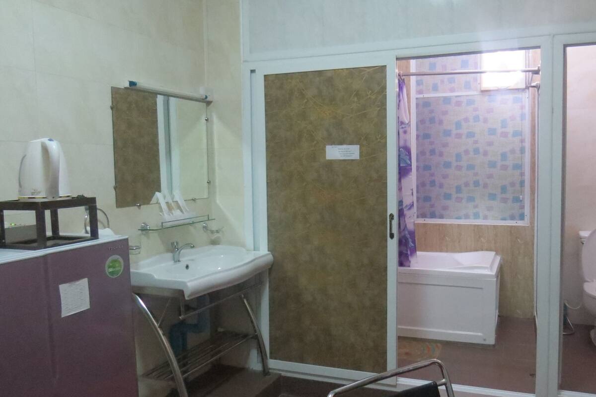 Ein Badezimmer mit Waschbecken, Spiegel und Toilette.