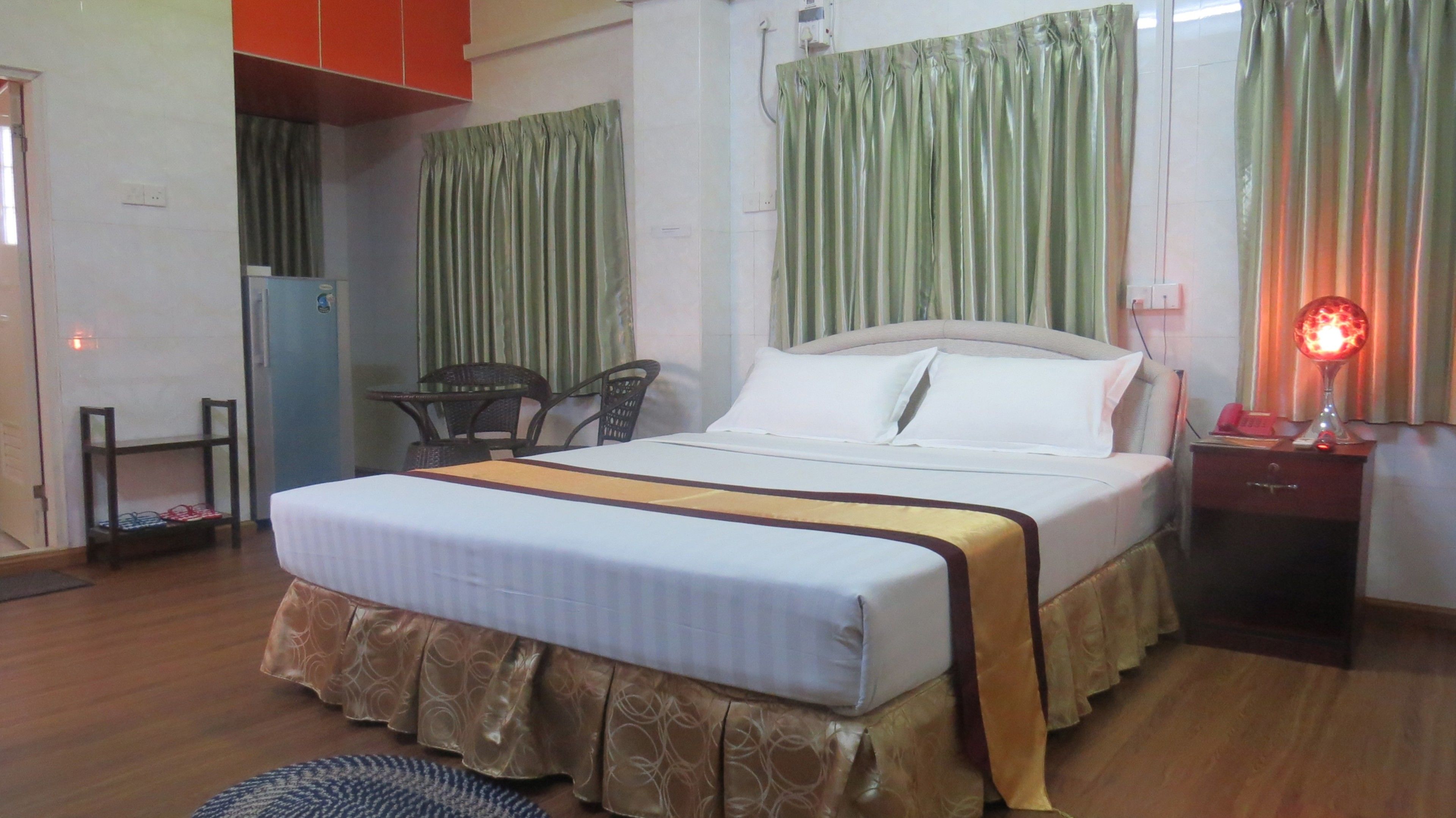 deluxe twin room | minibar, in-room safe, desk, blackout curtains