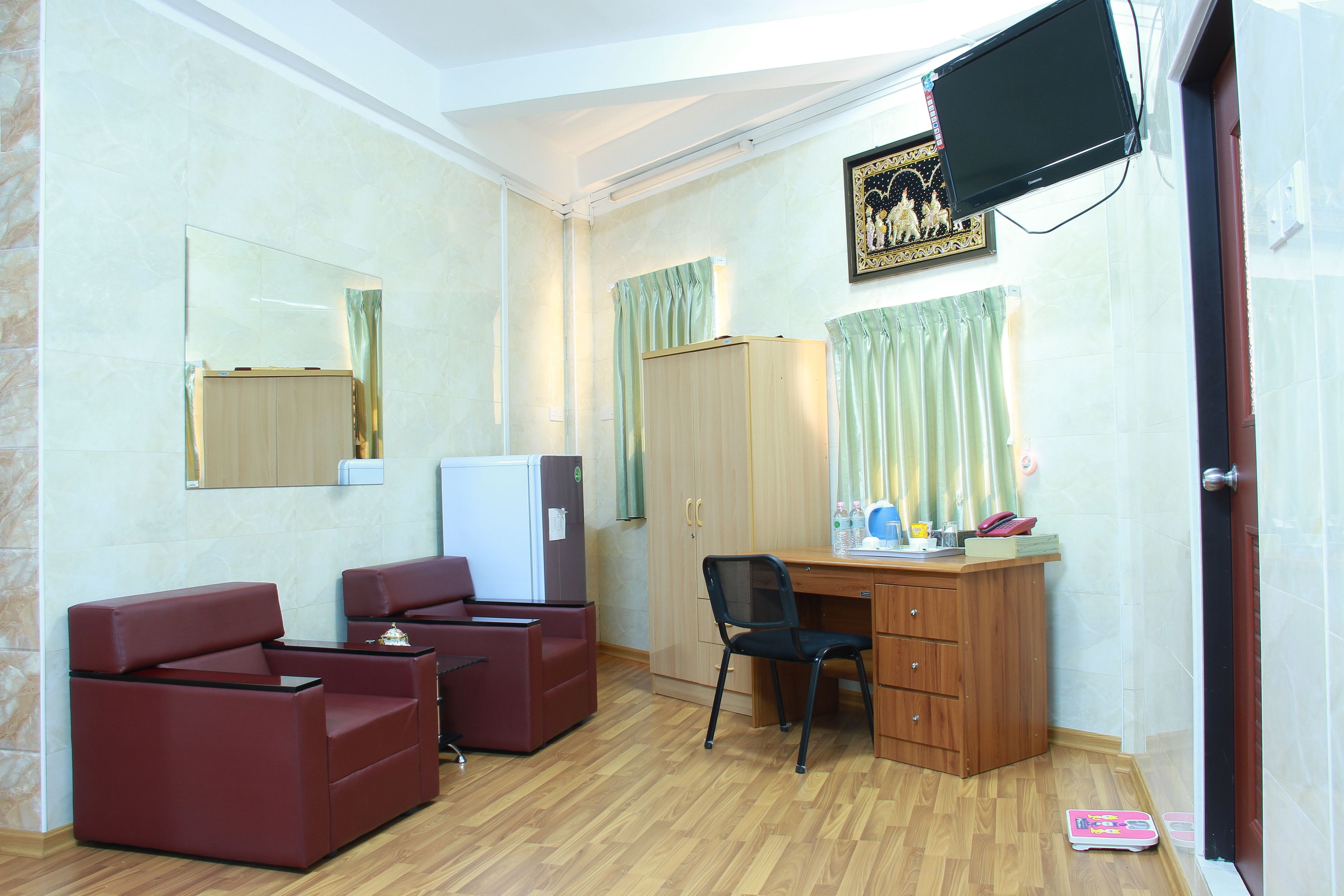 executive deluxe city view | living area | 21-inch flat-screen tv with satellite channels, tv