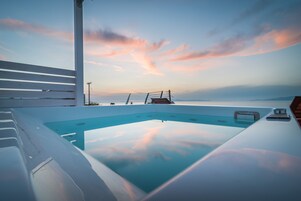 Ropa de cama hipoalergénica y caja de seguridad en la habitación 