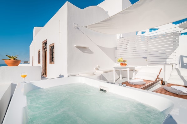 Hypo-allergenic bedding, in-room safe, individually decorated - Fava Eco Suites (Santorini)