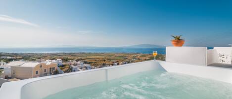 Honeymoon Suite (Outdoor Private Jetted Tub) | Hypo-allergenic bedding available, in-room safe, soundproofing