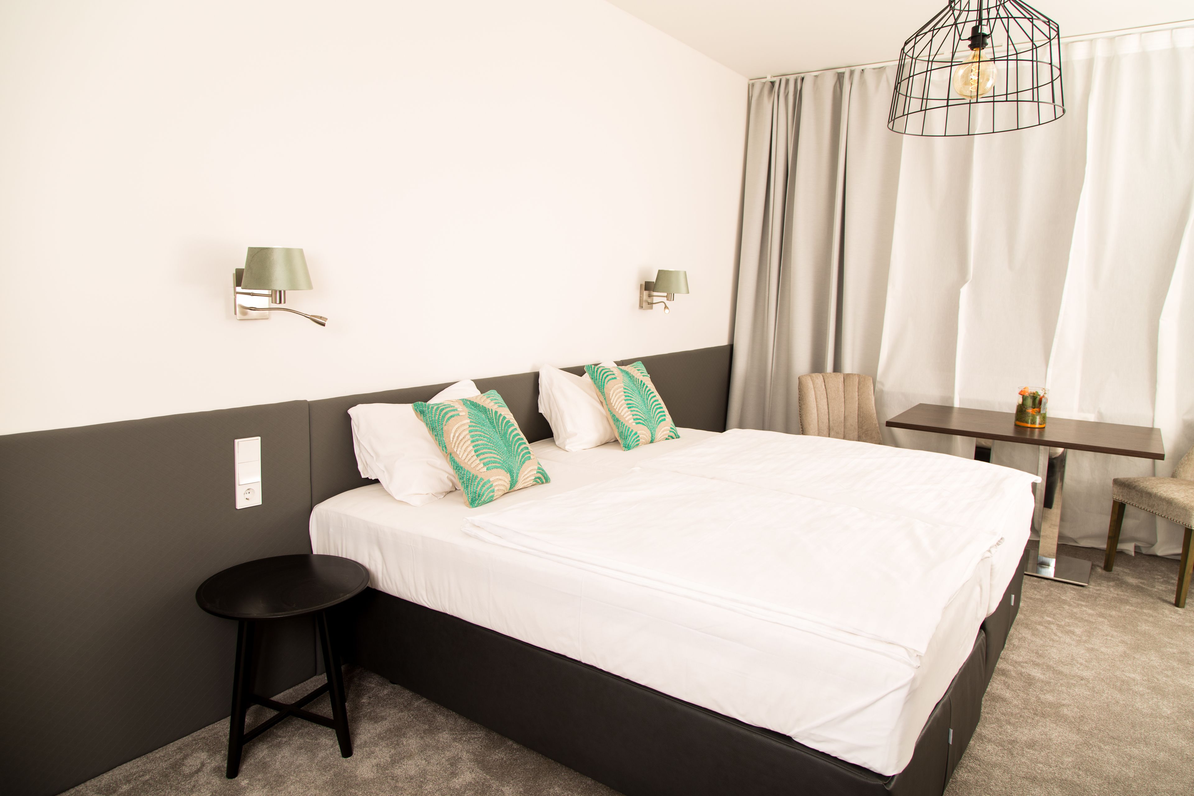 Comfort tweepersoonskamer | Een kluis op de kamer, een bureau, extra bedden, gratis wifi