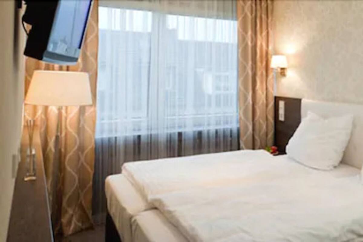 Een kluis op de kamer, een bureau, extra bedden, gratis wifi