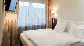 Een kluis op de kamer, een bureau, extra bedden, gratis wifi