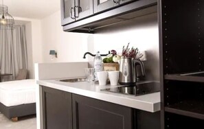 Tweepersoonskamer, 1 tweepersoonsbed met slaapbank | Privékitchenette | Een waterkoker