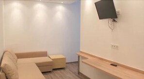Tweepersoonskamer, 1 tweepersoonsbed met slaapbank | Woonruimte | Een flatscreentelevisie