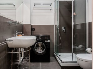 Condo Deluxe, 1 habitación, cocina | Baño | Regadera, regadera tipo lluvia, amenidades de baño gratuitas 
