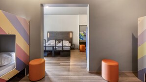 Escritorio, cortinas blackout, wifi gratis y ropa de cama
