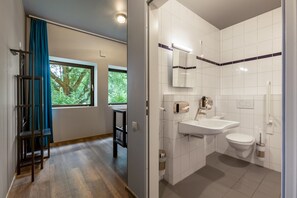 Single Room | Bathroom | Shower, eco-friendly toiletries, towels - a&o Amsterdam Zuidoost - Hostel (Amsterdam)