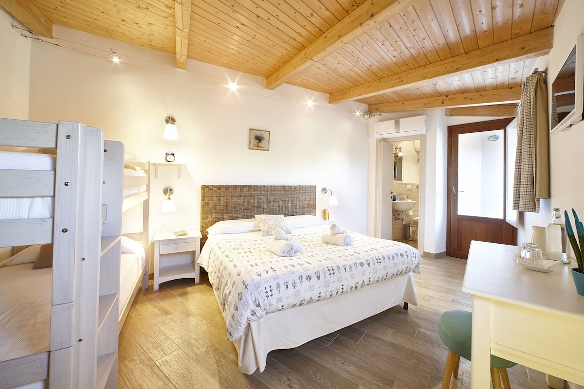 Quadrupla Classic, 1 camera da letto | Minibar, una scrivania, insonorizzazione, Wi-Fi gratuito