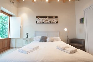 Een minibar, een bureau, geluiddichte muren, gratis wifi