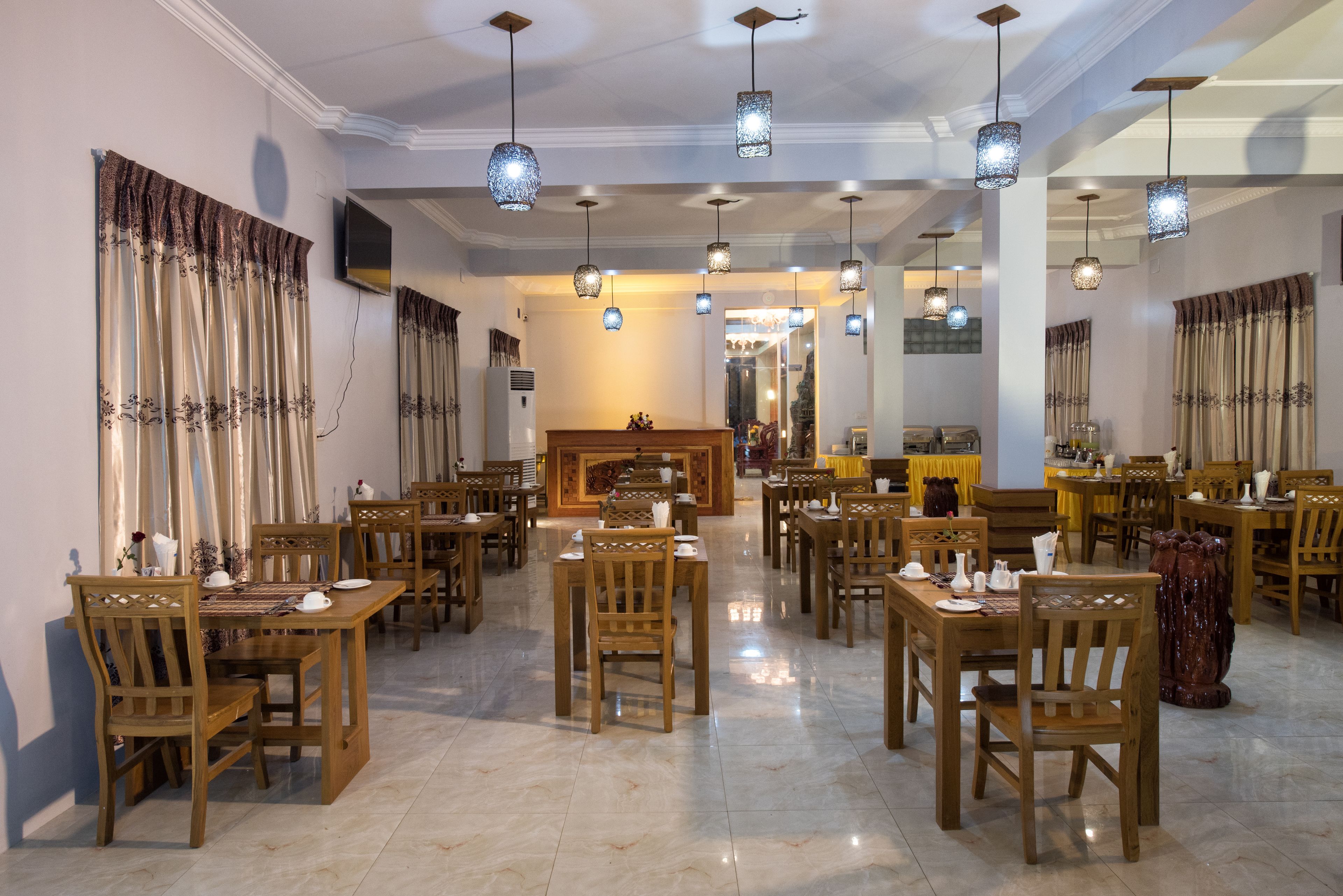 3 restaurants, breakfast, lunch, dinner served; asian cuisine