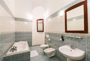 Superior-Doppel- oder -Zweibettzimmer, 1 Schlafzimmer, Badewanne | Badezimmer