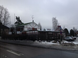A two-story building with a sign reading "HOTELLI LAMMINPAA". - Hotel Lamminpää (Tampere)