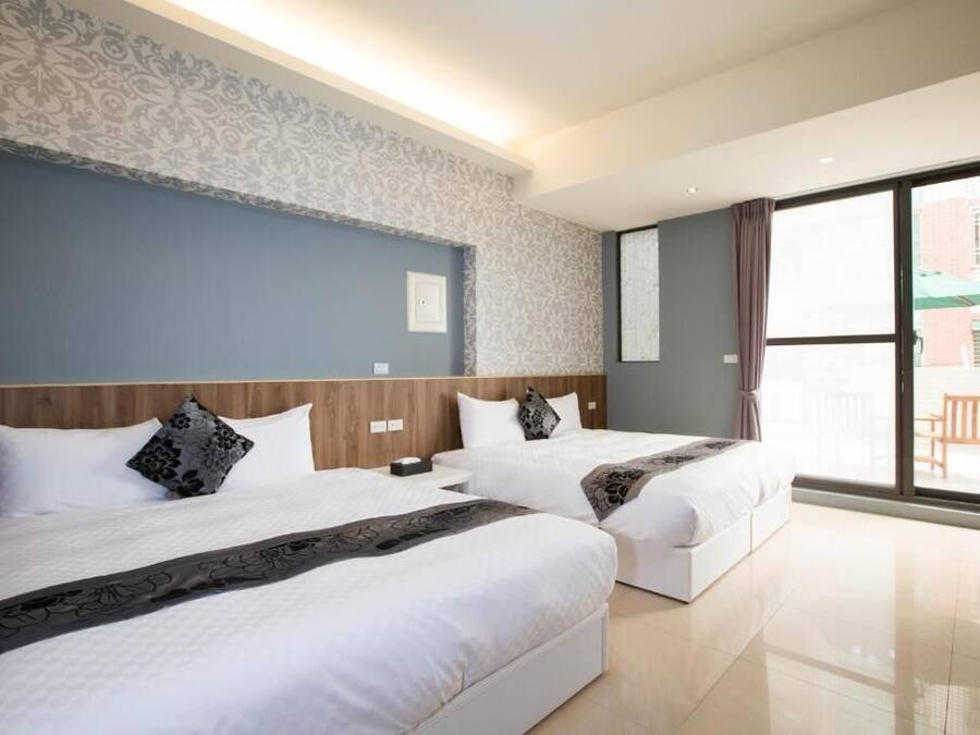 Premium bedding, down comforters, free minibar, desk