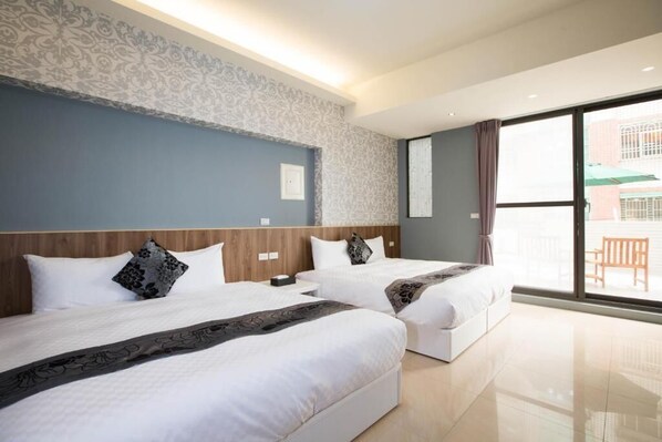 高档床上用品、羽绒被、迷你吧（备有免费物品）、办公桌