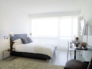 Desk, laptop workspace, iron/ironing board, free WiFi - VISIONAPARTMENTS Lausanne Rue Caroline (Lausanne)