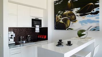 Lemari es kecil, microwave, kompor, dan mesin pembuat kopi/teh