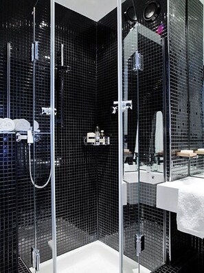 吹风机、毛巾、肥皂、洗发水