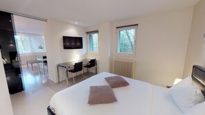 1 Bedroom Apartment Senior | โต๊ะทำงาน, พื้นที่ทำงานแบบใช้แล็ปท็อป, เตารีด/โต๊ะรีดผ้า, Wi-Fi ฟรี