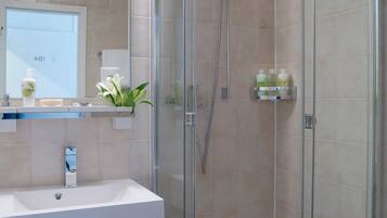 Pengering rambut, handuk,  dan tisu toilet