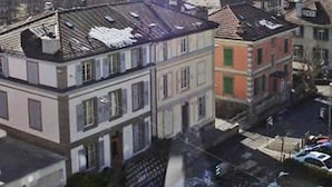 Un edificio de varios pisos con una mezcla de estilos arquitectónicos, incluyendo una estructura de techo plano y un edificio con tejado inclinado.