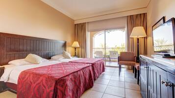 Habitación estándar con 1 cama matrimonial o 2 individuales, vista al jardín | 1 habitación, ropa de cama de alta calidad y edredón