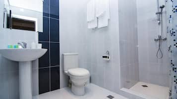 Shower, hydromassage showerhead, free toiletries, hair dryer