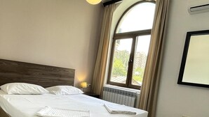 Minibar, desk, blackout curtains, soundproofing - City Centre Hotel (Yerevan)