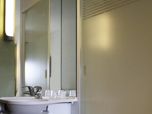 โต๊ะทำงาน, พื้นที่ทำงานแบบใช้แล็ปท็อป, ห้องเก็บเสียง, เตารีด/โต๊ะรีดผ้า