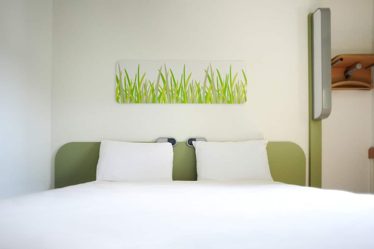 Double Room | Desk, laptop workspace, soundproofing, iron/ironing board